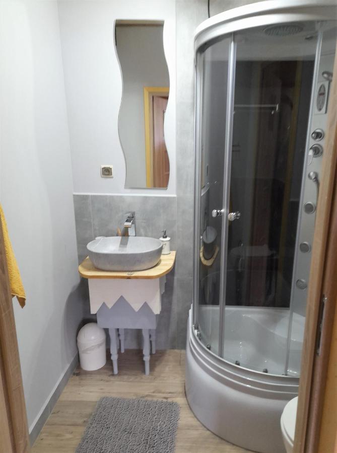 Chochlik Hotel Ustrzyki Dolne Ngoại thất bức ảnh